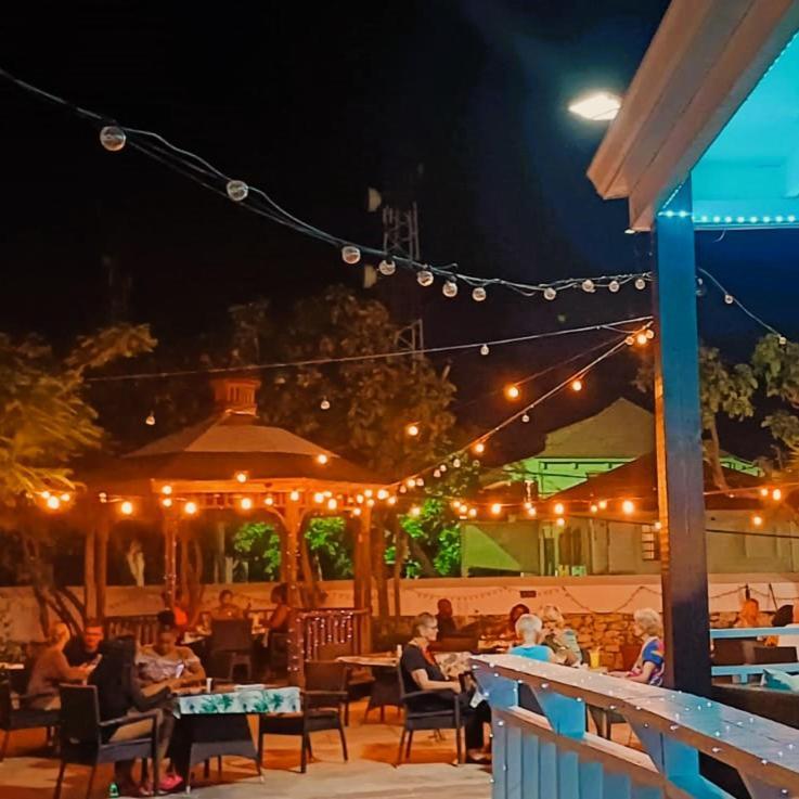 Turks Head Inne Cockburn Town Екстериор снимка