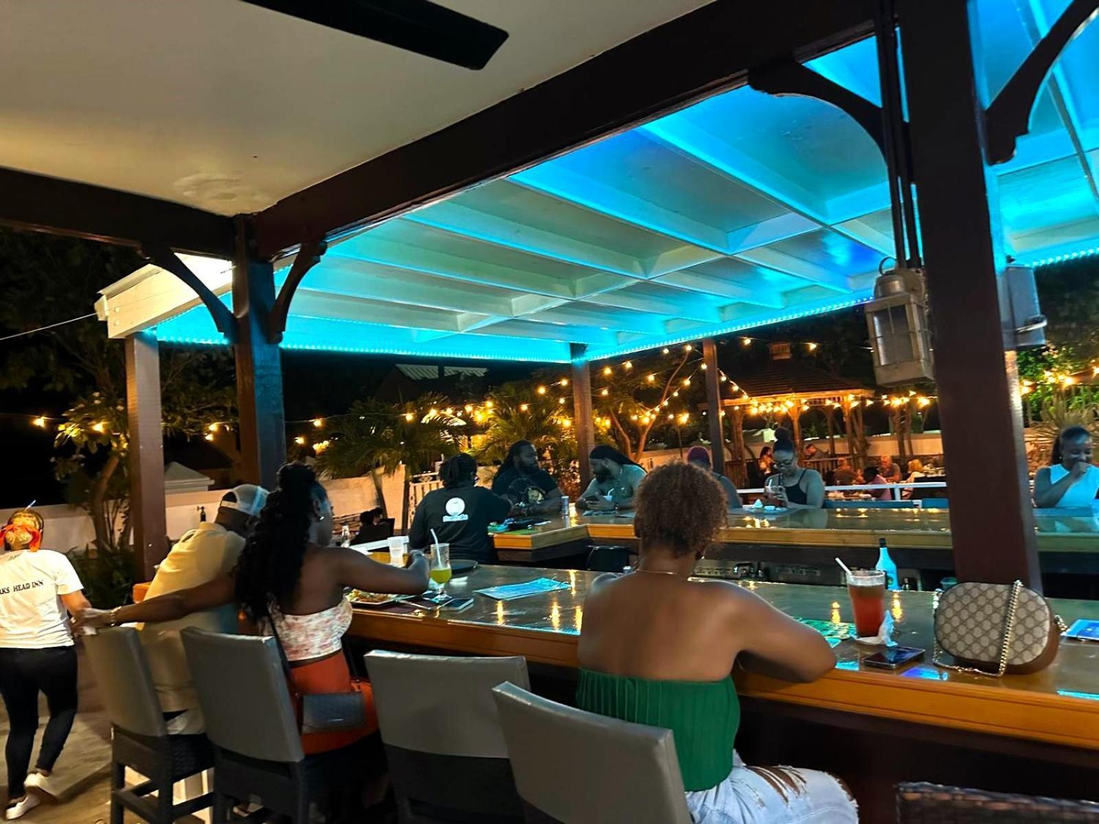 Turks Head Inne Cockburn Town Екстериор снимка